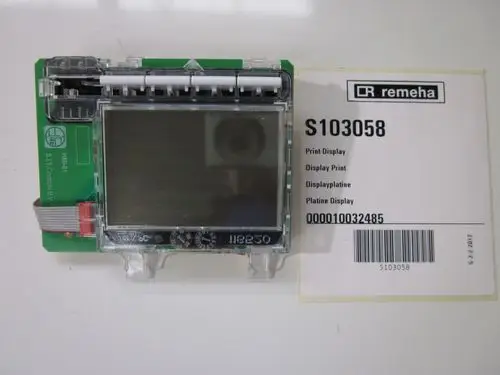 Displayplatine von Remeha, mit einem klaren Bildschirm und mehreren Anschlüssen. Auf der Rückseite befindet sich ein Etikett mit Artikelnummer und Barcode.